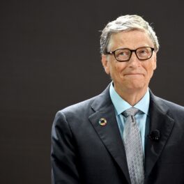 Bill Gates la evenimentul Sustainable Development Goals, în anul 2017. Fundal gri închis, costum negru, cămașă albastră