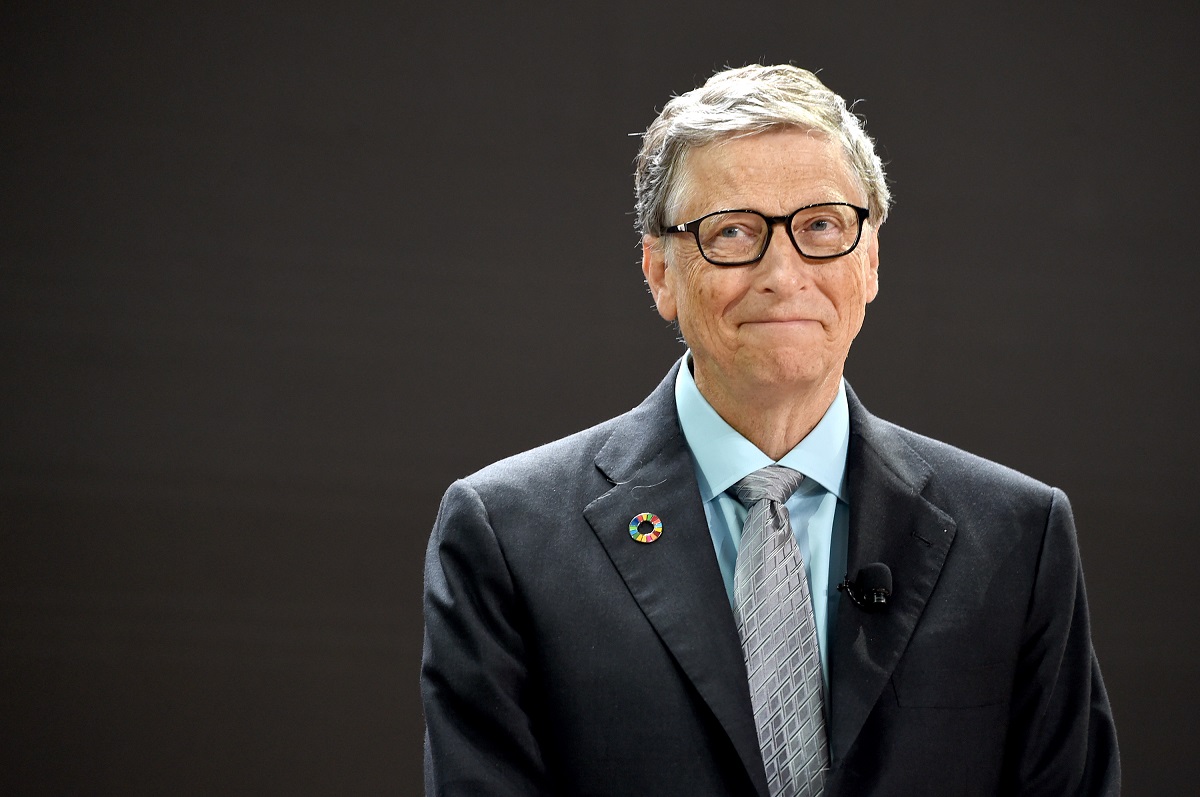 Bill Gates la evenimentul Sustainable Development Goals, în anul 2017. Fundal gri închis, costum negru, cămașă albastră