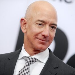 Jeff Bezos pe covorul roșu. E îmbrăcat într-un costum negru, cu o cămașă albă și cravată cu alb și negru. Fostul CEO Amazon a fost înlocuit de noul CEO Amazon, Andy Jassy