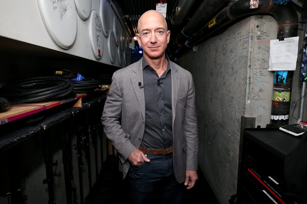 Jezz Bezos, unul dintre cei mai bogați oameni din lume,în California, 2018, la summit-ul WIRED25. Poartă o jachetă gri și o cămașă gri închis