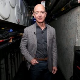 Jezz Bezos, unul dintre cei mai bogați oameni din lume,în California, 2018, la summit-ul WIRED25. Poartă o jachetă gri și o cămașă gri închis