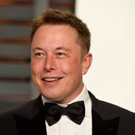 Elon Musk pe covorul roșu la petrecerea Oscars Vanity Fair, din anul 2015.E îmbrăcat într=un costum negru, cu papion, și cămașă albă. Averea lui Elon Musk a crescut la pest 200 de miliarde de dolari