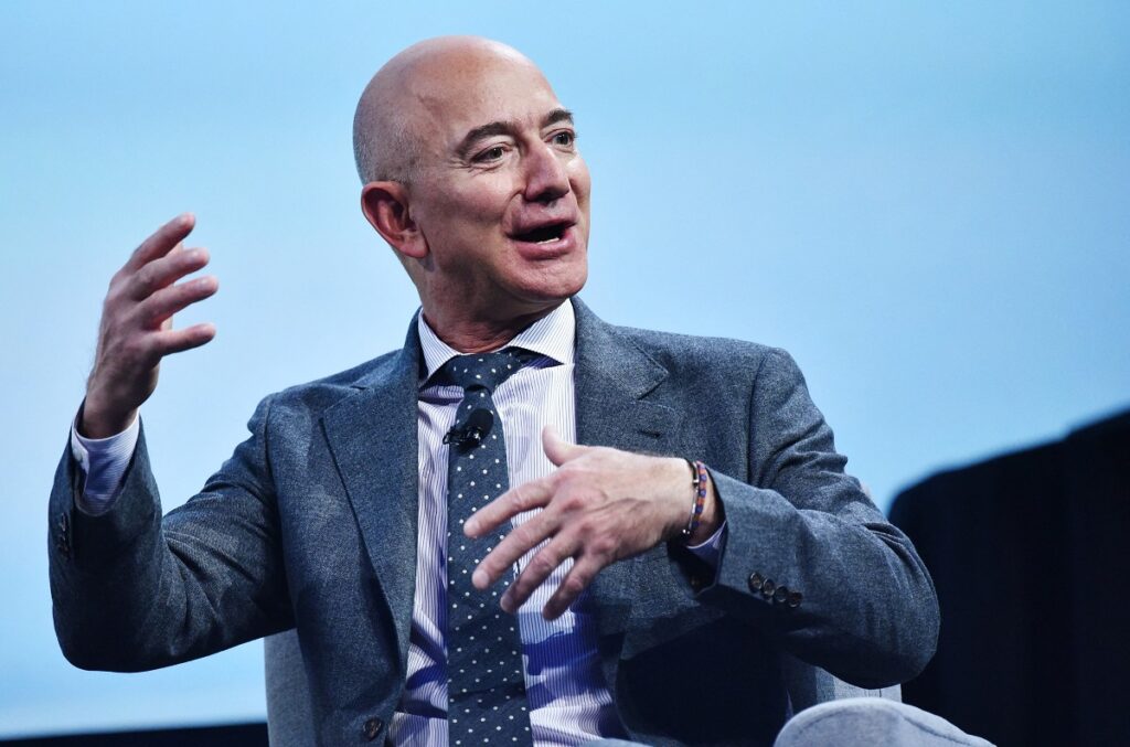 Jeff Bezos în anul 2019, la o conferință de astronomie, în cadrul căreia a vorbit despre planurile Blue Origin, compania lui Jeff Bezos