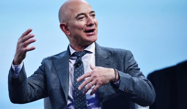 Jeff Bezos în anul 2019, la o conferință de astronomie, în cadrul căreia a vorbit despre planurile Blue Origin, compania lui Jeff Bezos