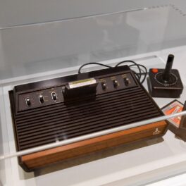 Consola Atari 2600, una dintre cele mai cunoscute din lume, într-o vitrină. Pe această consolă se joacă unele dintre cele mai rare jocuri video din lume
