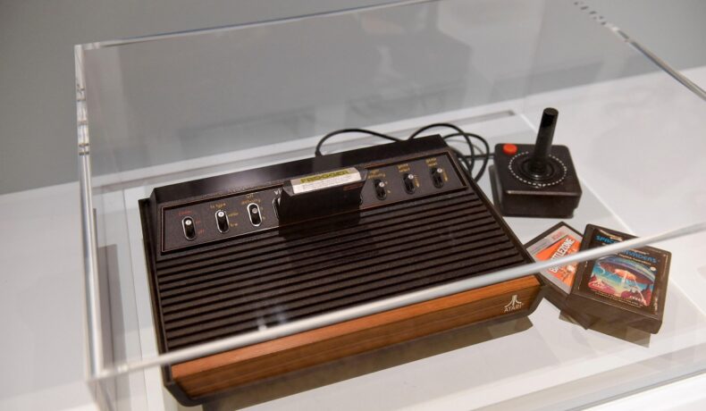 Consola Atari 2600, una dintre cele mai cunoscute din lume, într-o vitrină. Pe această consolă se joacă unele dintre cele mai rare jocuri video din lume