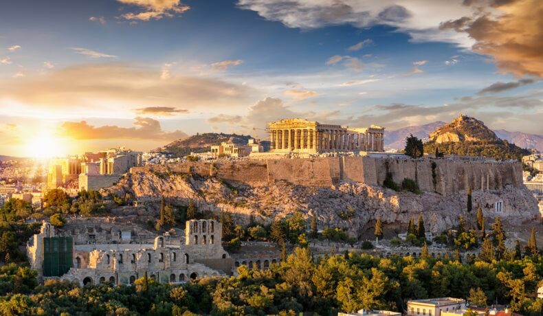 Panoramă cu orașul Atena, în care se văd Panteonul și celelalte clădiri. Se numără printre cele mai vechi orașe din lume