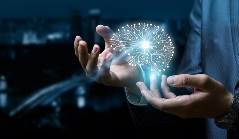 Imgine cu un bărbat care ține un creier electronic în mână cu cip. Experții au detaliat cum îți poți dezvolta mintea dincolo de limite