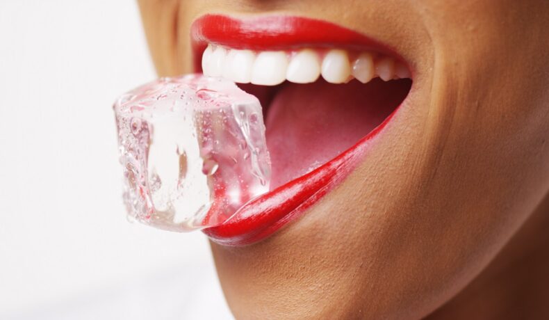Imagine cu gura unei femei, ruj roșu, cu un cub de gheață între buze, fundal alb. Să spargi gheață între dinți e un obicei nesănătos, susțin specialiștii
