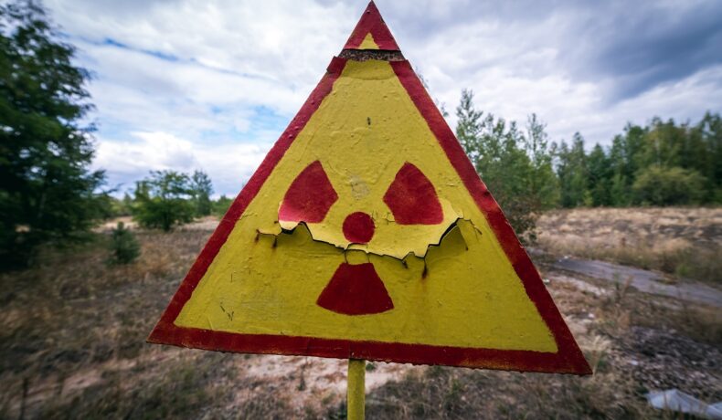 Semn de pericol radioactiv, cu galben și roșu, de la Cernobîl. Mulți nu știu detalii importante despre Cernbîl, deși vizitează zona