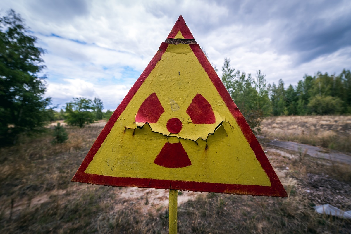 Semn de pericol radioactiv, cu galben și roșu, de la Cernobîl. Mulți nu știu detalii importante despre Cernbîl, deși vizitează zona