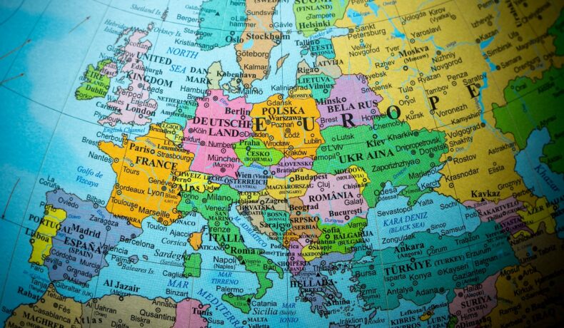 Hartă cu Europa, pe un glob pe care poți studia geografia. Europa ar putea ascunde un continent pierdut, potrivit unor experți
