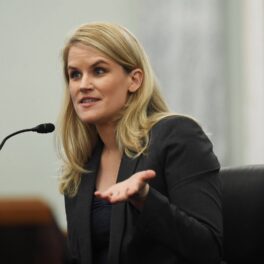 Frances Haugen a apărut în fața comisiei Senatului și a detaliat modul în care Facebook funcționează. E blondă și are costum negru, stă jos pe scaun