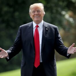 Donald Trump pe gazonul Casei Albe, în 2018. Poată un costum negru, cu o cravată roșie și o cămașă alb. Rețeaua socială a lui Donald Trump a întâmpinat deja probleme