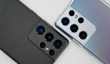 Predecesorul Samsung Galaxy S22 Ultra, Galaxy S21 Ultra, în două culori, negru și albastru, pe un fundal alb