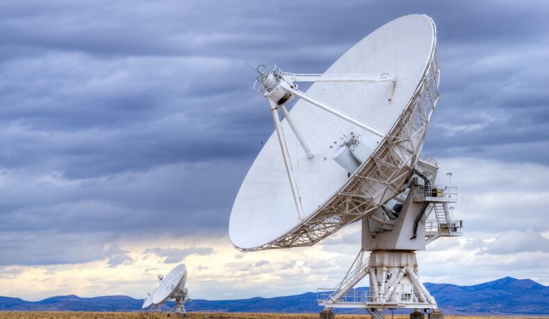 Un semnal radio unic transmis dintr-o galaxie îndepărtată a fost recepționat pe Pământ. Ce l-ar fi generat