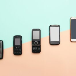 Imagine cu 5 modele de telefoane mobile, în scară, de la cel mai vechi, la cel mai nou, cu fundal în două culori. Ce semne există că trebuie să îți schimbi telefonul