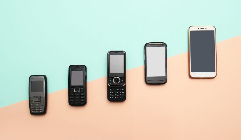 Imagine cu 5 modele de telefoane mobile, în scară, de la cel mai vechi, la cel mai nou, cu fundal în două culori. Ce semne există că trebuie să îți schimbi telefonul