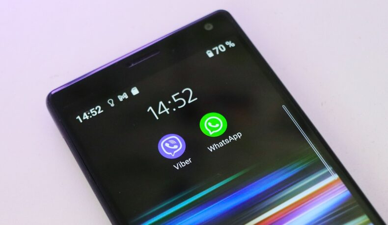 Sony Xperia 10, pe fundal roz deschis, cu WhatsApp, pe ecran. Telefonul e negru. În 2021, Sony lansează noul Xperia Pro-I