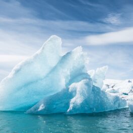 Imagine cu ghețar, în apă, din Islanda. Pe fundal se vede cerul, cu nori. Experții au descoperit virusuri antice de 15.000 de ani