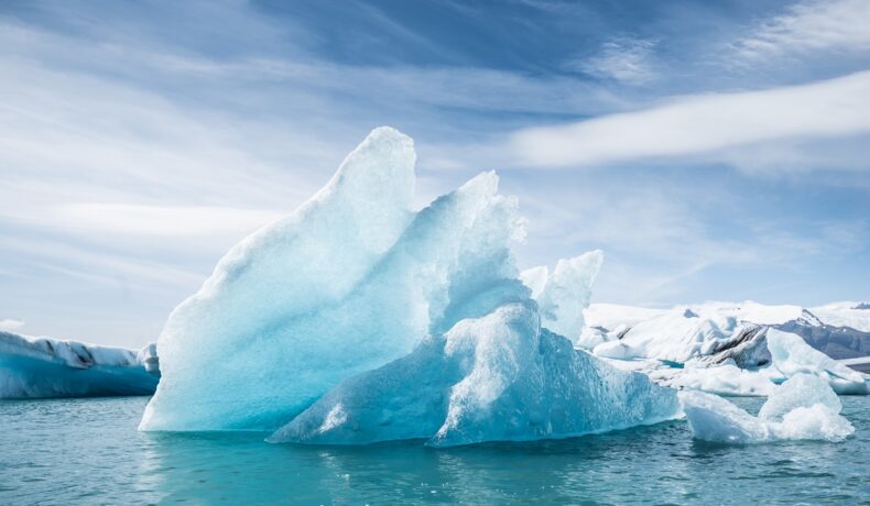 Imagine cu ghețar, în apă, din Islanda. Pe fundal se vede cerul, cu nori. Experții au descoperit virusuri antice de 15.000 de ani