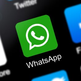Simbolul WhatsApp pe ecranul unui mobil. WhatsApp va șterge conturile utilizatorilor care au altă aplicație pe telefon