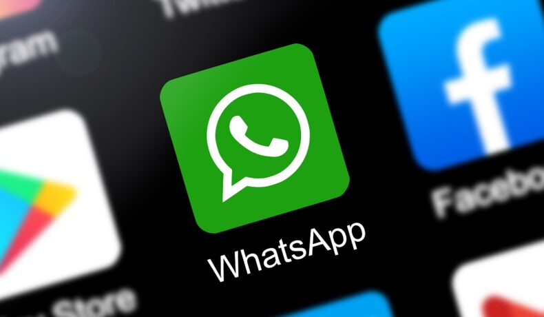 Simbolul WhatsApp pe ecranul unui mobil. WhatsApp va șterge conturile utilizatorilor care au altă aplicație pe telefon