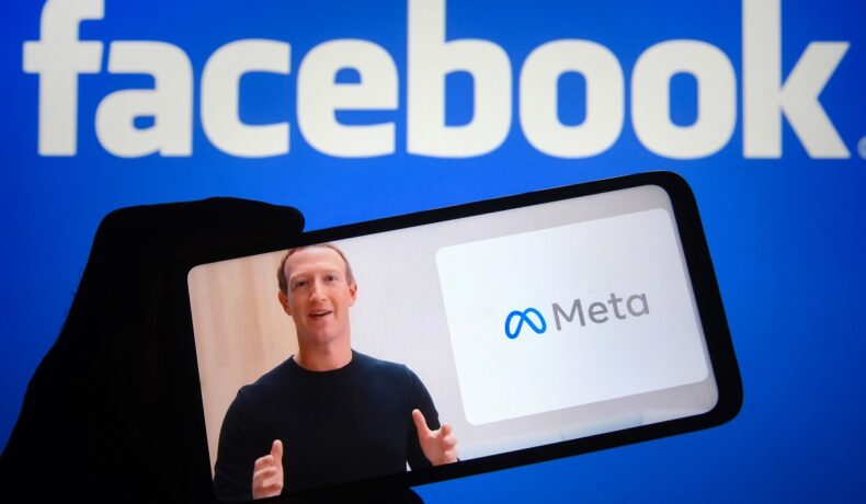 compania Facebook care își schimbă numele în timp ce pe fundal apare un telefon cu Mark Zuckerberg alături de compania Meta