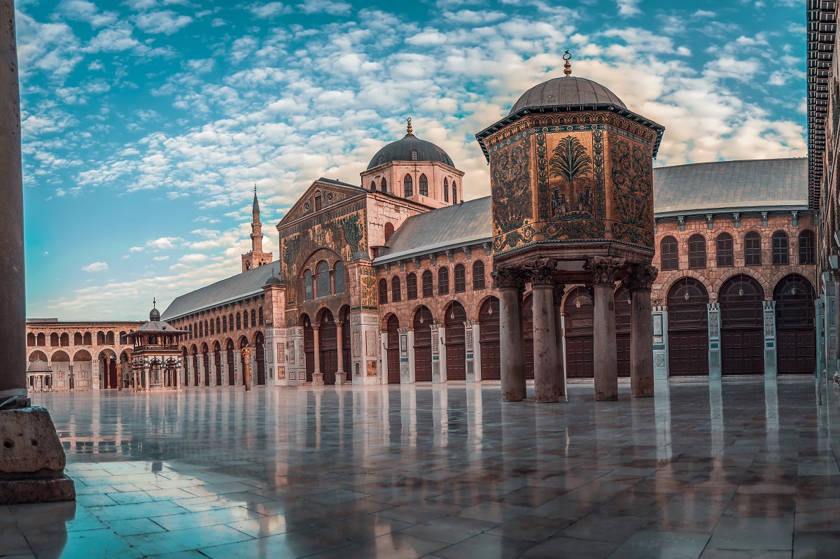 Moscheea din Damasc, paronramă. Se vede cerul cu nori pe fundal