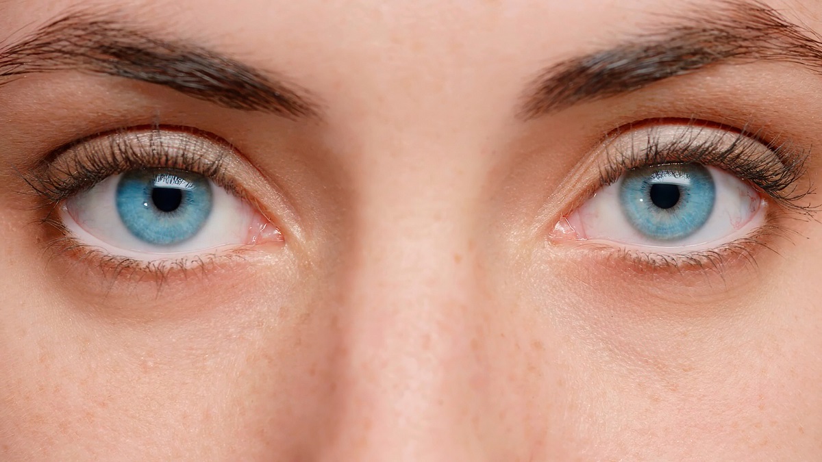 Ochi albașții pe fața unei femei, cadru apropiat