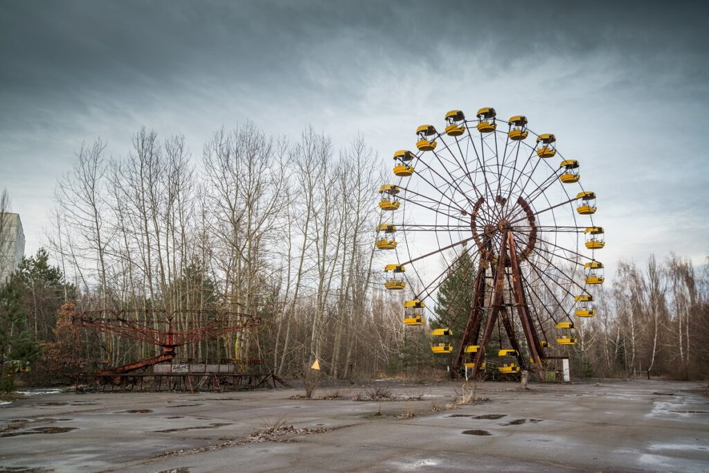 Parc de distracție abandonat din Prîpeat, lângă Cernobîl, cu o roată imensă. Multe detalii importate despre Cernobîl nu sunt știute de publicul larg