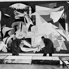 Tabloul Guernica, al lui Pablo Picasso, expus la muzeul din Amsterdam în 1956, fotografie alb-negru