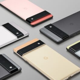 Telefoane Google Pixel 6, pe un fundal gri. Telefoanele au culori galbenă, roz, neagră și albastră. Există mai multe alternative pentru Google Pixel 6