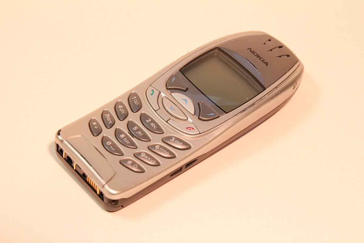 Varianta originală a Nokia 6310, cu o carcasă gri. Telefonul stă pe o masă albă. Noua variantă Nokia 6310 a fost lansată anul acesta