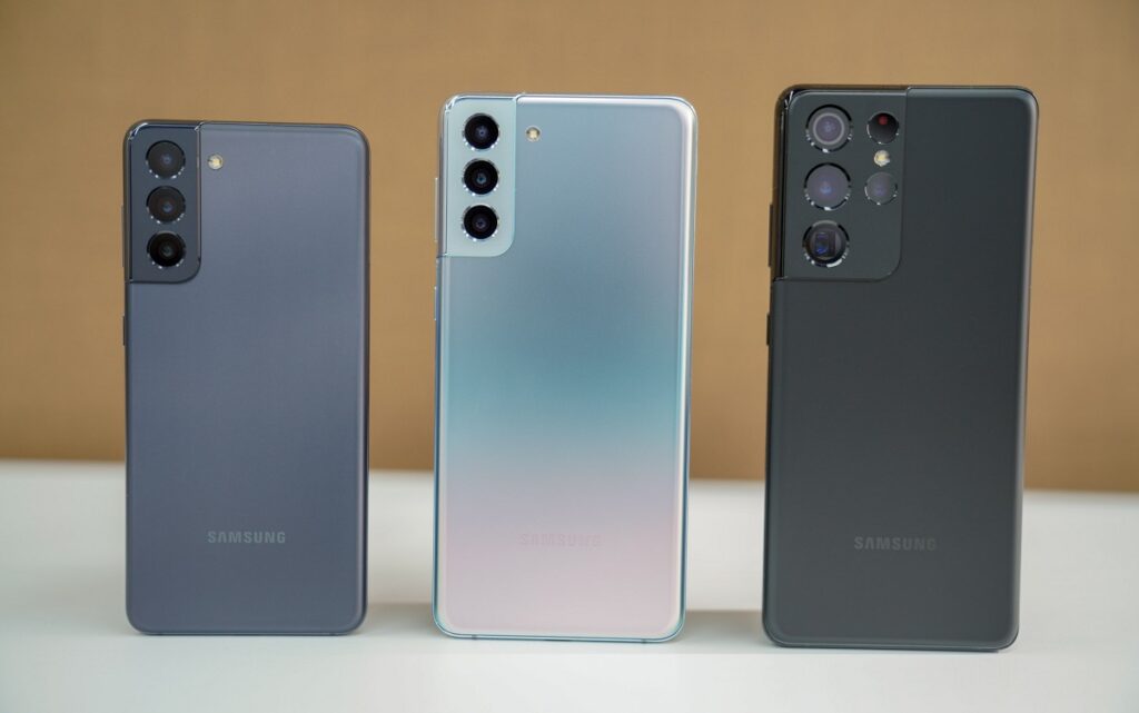 Seria Samsung Galaxy S21, lansată la începutul anului 2021. Sunt pe o masă, cu perete bej, una dintre numeroasele alternative pentru Google Pixel 6