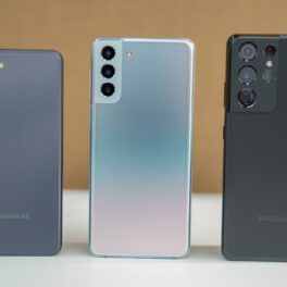 Seria Samsung Galaxy S21, lansată la începutul anului 2021. Sunt pe o masă, cu perete bej, una dintre numeroasele alternative pentru Google Pixel 6