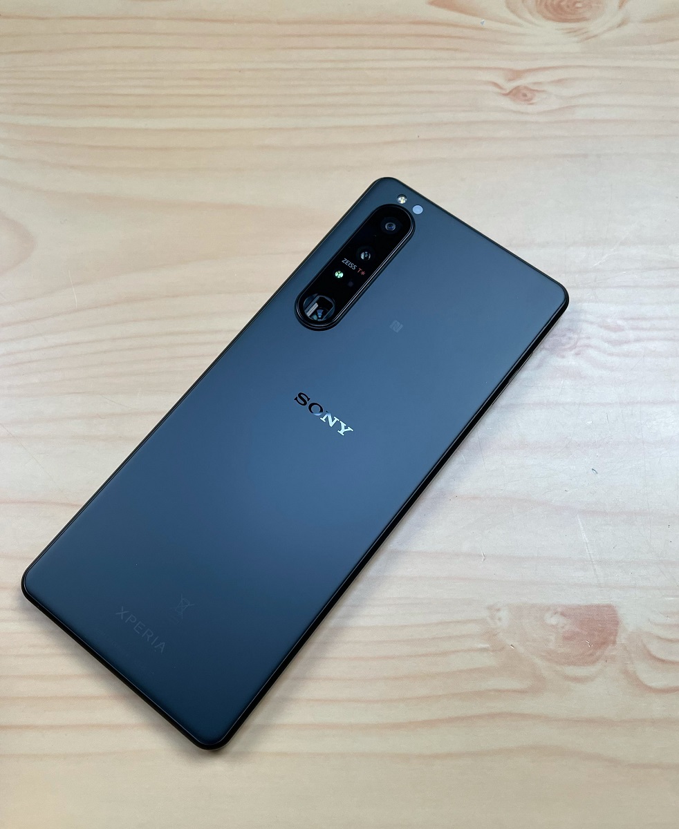 Telefon Sony Xpreria 1 III negru, pe fundal de lemn deschis la culoare. E una dintre numeroasele alternative Google Pixel 6