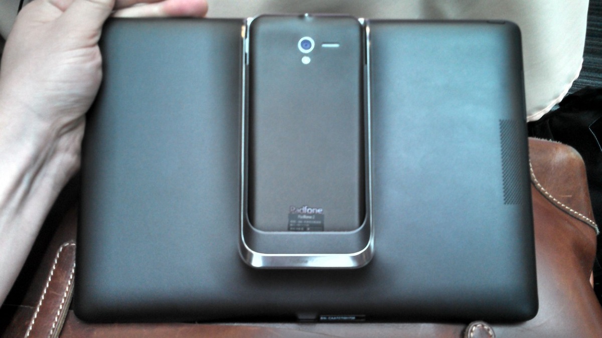 Asus PadFone, negru, pe o masă, unul dintre cele mai neobișnuite telefoane mobile