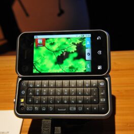 Motorola Backflip, telefon mobil glisant, deschis, pe o masă de lemn, unul dintre cele mai neobișnuite telefoane mobile