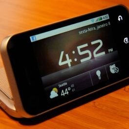 Motorola Backflip, ecran negru, pe masă, unul dintre cele mai neobișnuite telefoane mobile din lume
