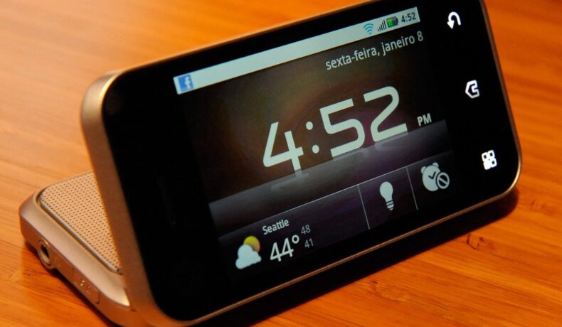 Motorola Backflip, ecran negru, pe masă, unul dintre cele mai neobișnuite telefoane mobile din lume