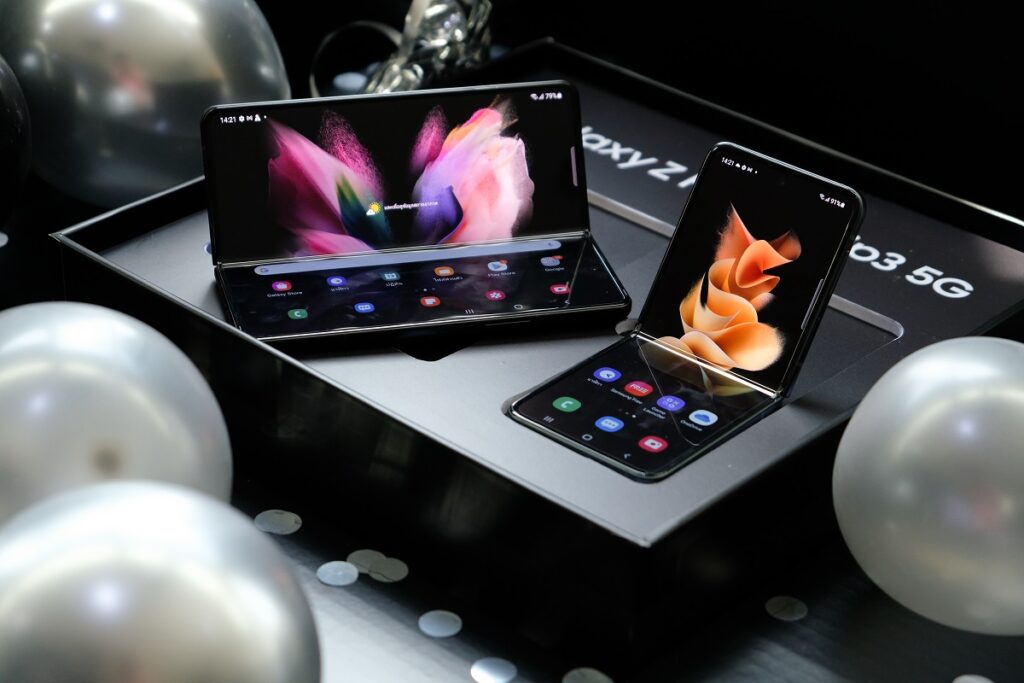 Telefoanele Galaxy Z Fold 3 și Z Flip 3, deschise, într-o cutie neagră