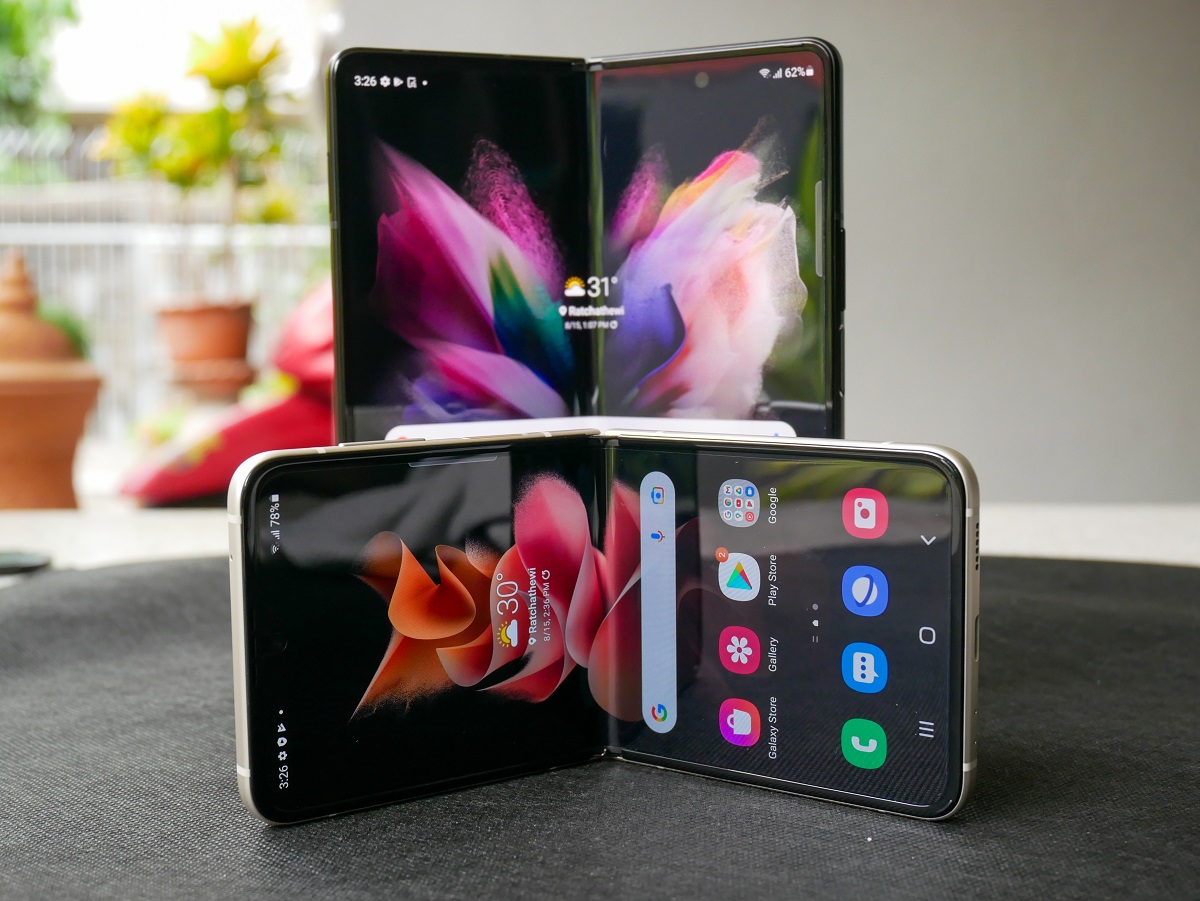 Samsung Galaxy Z Fold 3 și Flip 3, ambele nepliate, puse pe o masă neagră. Actualizarea android 12 One UI 4.0 va fi disponibilă pe ele în luna decembrie 2021