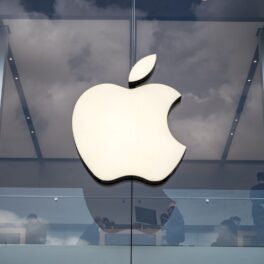 Logo-ul Apple pe o clădire de sticlă. Logo-ul e gri, în geamuri se reflectă norii. Apple e al doilea cel mai mare producător de smartphone-uri din lume