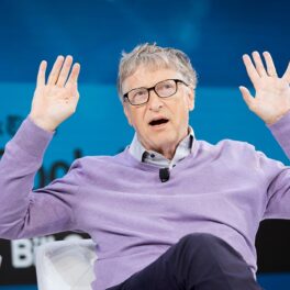 Bill Gates, la un eveniment din anul 2019. E îmbrăcat cu un pulover mov și are albastru pe fundal. Bill Gates ar fi putut avea o avere și mai mare