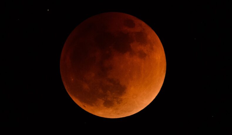 Eclipsă totală de Lună, în care lumina Lunii pare roșiatică. Se află în umbră și e negru pe fundal. Cea mai lungă eclipsă parțială de Lună va avea loc pe 19 noiembrie 2021