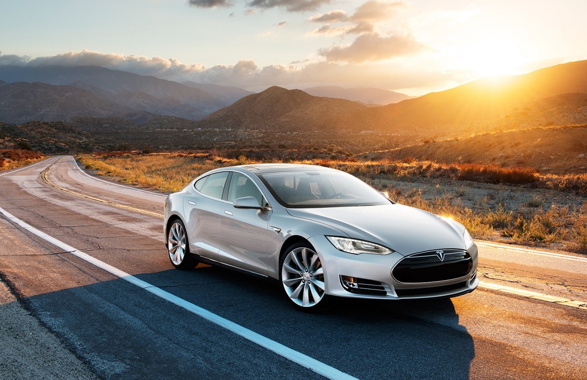 Tesla Model S pe o șosea din Texas, la apus, din anul 2019. Mașinile Tesla nu ocupă primele locuri în cele mai fiabile mașini
