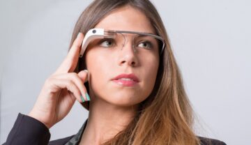 Femeie care poartă ochelarii Google, considerați printre cele mai mari eșecuri tehnologice din ultimele decenii