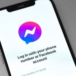 Telefon care are pe ecran logo-ul Facebook Messenger. Criptarea Facebook Messenger și Instagram Direct a fost amânată