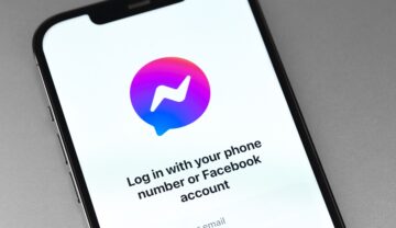 Telefon care are pe ecran logo-ul Facebook Messenger. Criptarea Facebook Messenger și Instagram Direct a fost amânată